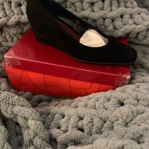 Aerosoles Wedge - suede platform pump- black size 10